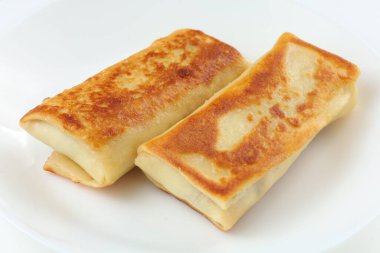 Açık arkaplanda krep tabağı