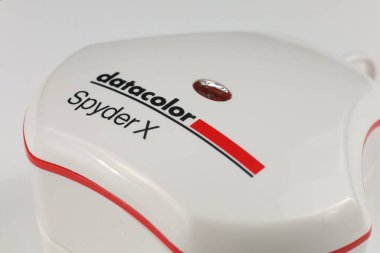 LVIV, UKRAINE - 29 Ocak 2024: Monitörler için Datacolor SpyderX Pro Renk Ayarlama Aracı