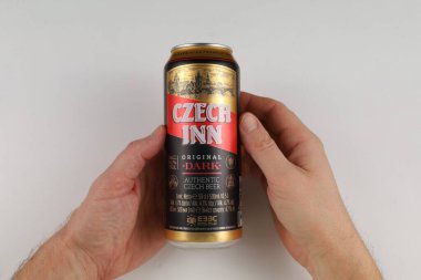 LVIV, UKRAINE - 29 Ocak 2024: Bir teneke kutuda CZECH Inn Çek birası