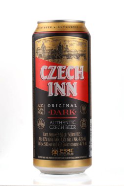 LVIV, UKRAINE - 29 Ocak 2024: Bir teneke kutuda CZECH Inn Çek birası