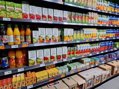 LVIV, UKRAINE - 11 Mart 2024: Süpermarket raflarına dizilmiş renkli meyve suyu şişeleri.