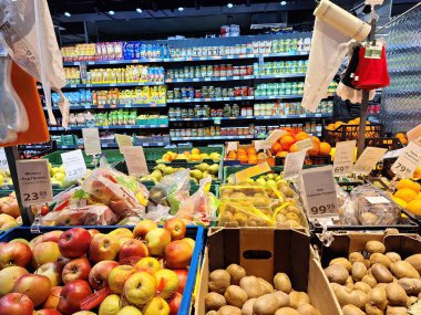 LVIV, UKRAINE - 11 Mart 2024: Canlı bir süpermarket koridorunda taze meyve ve sebzeler sergileniyor.