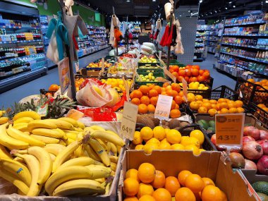 LVIV, UKRAINE - 11 Mart 2024: Bir markette taze meyve çeşitliliği.