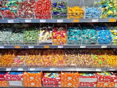 LVIV, UKRAINE - 11 Mart 2024: Süpermarkette renkli şeker kutuları.