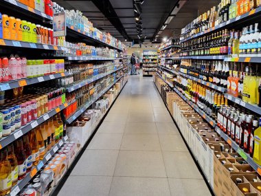 LVIV, UKRAINE - 11 Mart 2024: Bir süpermarkette çeşitli içeceklerle dolu içecek koridoru.