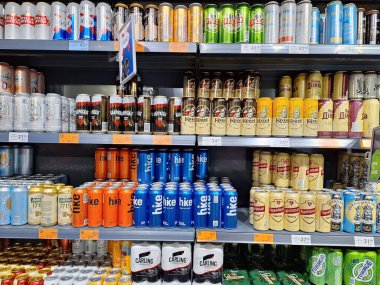 LVIV, UKRAINE - 25 Mart 2024: Mağazalardaki renkli bira kutuları ve şişeler.