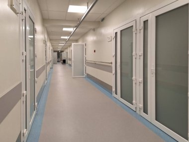 LVIV, UKRAINE - 25 Mart 2024: Temiz, aydınlık hastane koridoru.