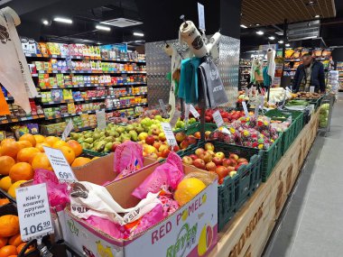 LVIV, UKRAINE - 25 Mart 2024: Renkli üretim koridoru fiyatlarla, müşteriler bakınıyor.