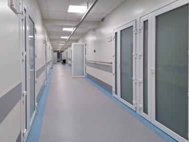 LVIV, UKRAINE - 25 Mart 2024: Kapalı kapılar ve tırabzanlarla temiz ve parlak hastane koridoru.