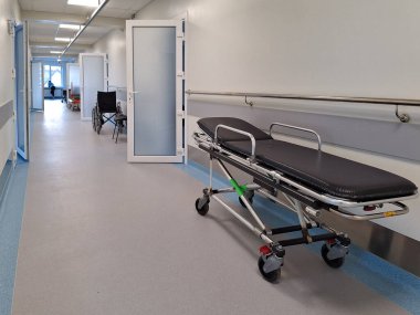 LVIV, UKRAINE - 25 Mart 2024: Sedye ve açık kapılı boş bir hastane koridoru.