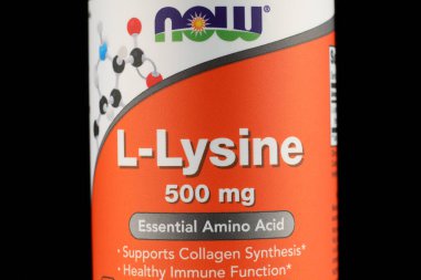 LVIV, UKRAINE - 22 Mayıs 2024: Ürün bilgisini vurgulayan L-Lysine destek şişesinin yakın görüntüsü.