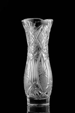 LVIV, UKRAINE - 22 Mayıs 2024: Kesilmiş cam kristal vazoyu siyah arkaplanda karmaşık desenlerle süsleyin.