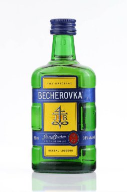 LVIV, UKRAINE - 22 Mayıs 2024: Beyaz zemin üzerinde izole edilmiş küçük Becherovka şişesi