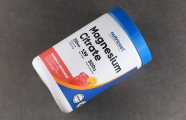 LVIV, UKRAINE - 22 Mayıs 2024: Gri Yüzeyde Magnezyum Sitrat Ek Konteynırı