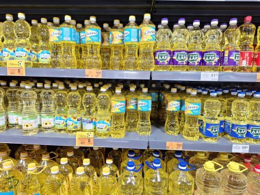 LVIV, UKRAINE - 25 Haziran 2024: Süpermarket raflarında sergilenen çeşitli markalar.