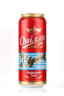 LVIV, UKRAINE - 25 Haziran 2024: Kırmızı ve mavi çizgili bir kutu Opillia Viyana birası.