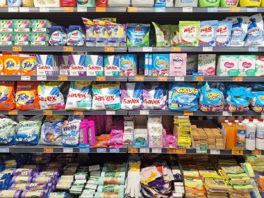 LVIV, UKRAINE - 25 Haziran 2024: Süpermarket raflarında sergilenen deterjan, sabun ve süngerler de dahil olmak üzere çeşitli temizlik ürünleri.