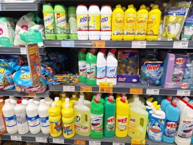 LVIV, UKRAINE - 4 Temmuz 2024: Deterjan, dezenfektan ve bulaşık deterjanı gibi çeşitli temizlik ürünleriyle dolu bir süpermarket rafı.