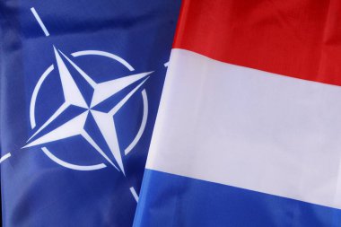 LVIV, UKRAINE - 03 Eylül 2024: NATO ve Lüksemburg bayrakları, işbirliği ve ittifakı sembolize ederek yan yana sergilenmektedir. Bu görüntü, uluslararası ortaklıkların güvenlikteki önemini vurguluyor.