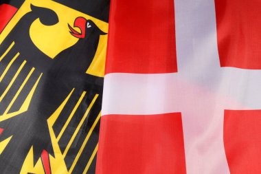 Bayrağın arka planında Almanya bayrakları