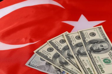 Hindi bayrağı ve banknotlar. Dolar ve para kavramı.