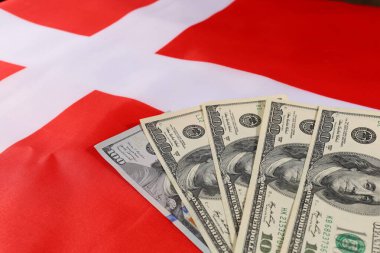 Danimarka bayrağı paranın üstünde. Ülkede para.