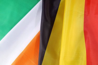 İrlanda bayrağının arka planında Almanya ve Almanya bayrakları var. 3d oluşturma