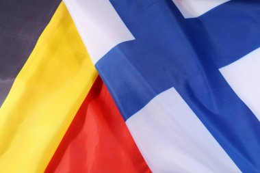 Finlandiya ve Yunanistan 'ın ulusal bayrakları rüzgarda savruluyor. Yakın çekim. yüksek kaliteli resimleme