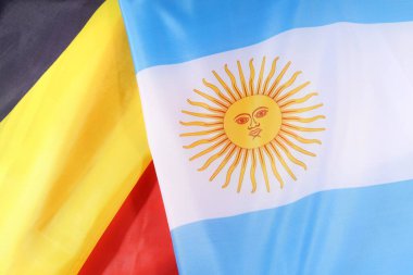 Amerika Cumhuriyeti bayrağının arka planında Arjantin ve Arjantin bayrakları