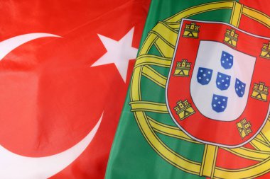 Portekiz 'in renkli bayrağı ve Portekiz' in ulusal bayrağı sallanıyor. makro