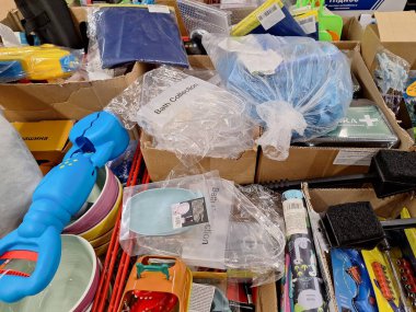 LVIV, UKRAINE - 09 Eylül 2024: Lviv pazarında satışa sunulan çeşitli ev eşyalarının canlı bir koleksiyonu. Çöp kutuları, 09 Eylül 2024 'te renkli çatal bıçaklar ve pratik malzemelerle doludur..