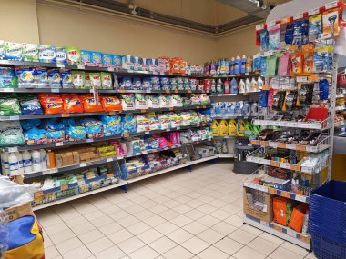 LVIV, UKRAINE - 09 Eylül 2024: Bir mağazadaki raflarda düzenli olarak düzenlenmiş çeşitli temizlik malzemelerini gösteren perakende bir çevre. Müşteriler ev bakımı için çeşitli seçenekler bulabilirler.