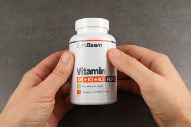 LVIV, UKRAINE - 09 Eylül 2024: Performans desteği için etiketlenen ürün önemli besinlere sahiptir.