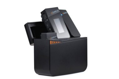 LVIV, UKRAINE - 03 Aralık 2024: Yüksek kaliteli ses iletimi için tasarlanmış kompakt kablosuz ses vericisi ve alıcısı. Bu taşınabilir aygıt farklı ses kayıt ayarları ve röportajlar için idealdir.