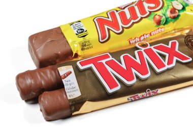 LVIV, UKRAINE - Aralık 03, 2024: Fındık ve twix ve fındık çikolataları yan yana dizilir, kendilerine özgü ambalajlarını ve cazip çikolatalı tatlarını sergilerler. Şeker severler için mükemmel bir aperatif..