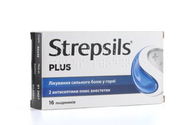 LVIV, UKRAINE - 13 Ocak 2025: Bu paket boğaz ağrılarını azaltmak ve antiseptik özellikler için tasarlanmış boğaz pastili içeriyor..