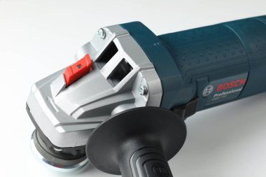LVIV, UKRAINE - 28 Nisan 2025: Bosch Profesyonel bir öğütücüye yakın çekim