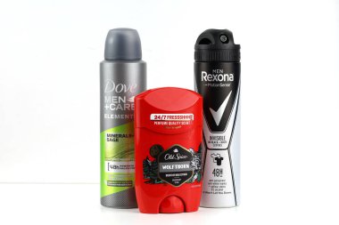 LVIV, UKRAINE - 26 Mayıs 2025: Beyaz arka planda deodorant, vücut spreyi ve terleme önleyici içerikli erkek bakım ürünleri koleksiyonu.