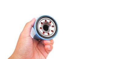 Bir elde otomotiv yağı filtresi, kırpma yolu ile izole nesne ve beyaz arkaplanda boşluk kopyala