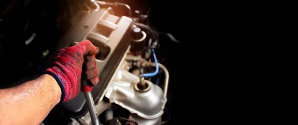 Mecânico Está Usando Uma Chave Encaixe Para Fixar Motor Carro — Fotografia de Stock