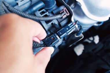 Aracın alternatörünü veya jeneratörünü motor bölmesine yerleştiren teknisyen, otomotiv parçaları konsepti