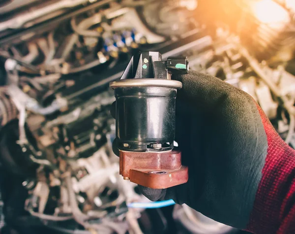 Close Egr Exhaust Gas Recirculation Auto Mechanic Hand Automotive Part — Foto Stock