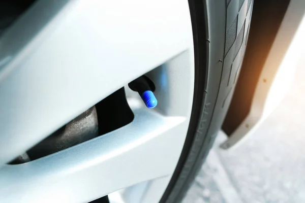 Válvula Pneu Roda Automotiva Para Inflação Com Uma Tampa Azul — Fotografia de Stock