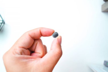 Bozuk para hücresi veya düğme pili LR1130, beyaz arkaplanda izole nesne