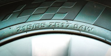 Bir araba lastiğinin yan duvarındaki sayılar ve karakterler, otomotiv parçaları kavramı.