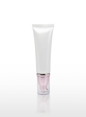 Beyaz arka planda izole edilmiş kozmetik krem şişesi yansıma, kırpma yolu dahil.