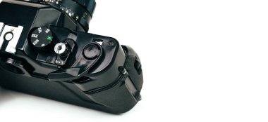 Çevirme hızı seçici ve deklanşör düğmesi ile klasik siyah film kamerasını kapat ve kamera gövdesindeki film kaydıracını kopyalama alanı ile birlikte beyaz arka planda dahil et.