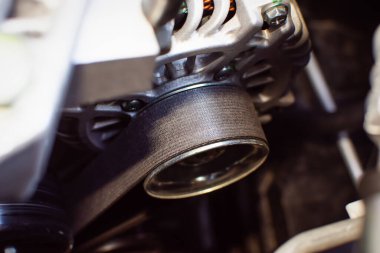 Otomotiv motor bölümündeki alternatör veya jeneratörün zamanlama kayışı, otomotiv bölümü kavramı.