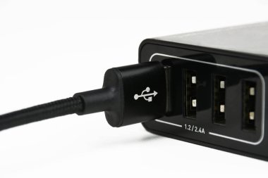 USB A şarj kablosu beyaz arka planda cep telefonu şarj portu, cep telefonu ekipmanı kavramı.