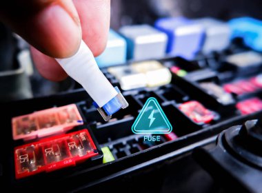 Elektrikli araba sistemi için, arka planda voltaj ikaz sembolü ve sigorta kutusu olan mini fünyeyi kapat, otomotiv parçaları kavramı bulanıklaşsın.